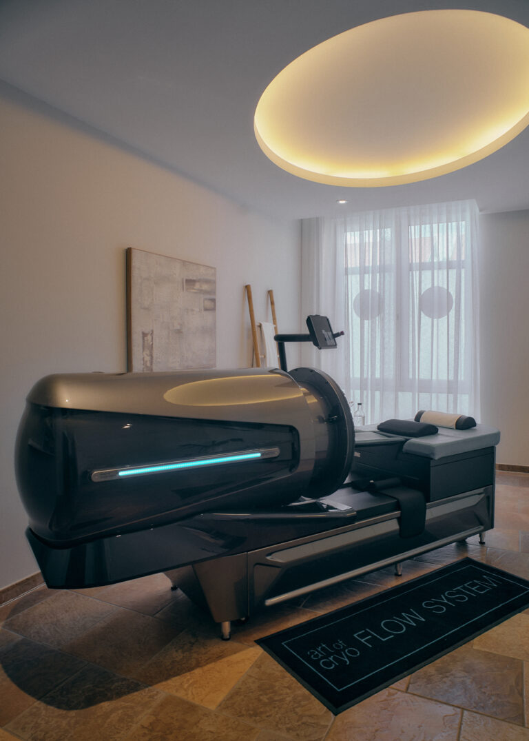 Elegantes Wellness-Gerät im hellen Spa-Raum; Matte: "ART OF CRYO FLOW SYSTEM".