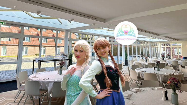 Frozen_princess_event_space zeigt zwei Frauen als Elsa und Anna in einem modernen Essbereich, das Wishfully Princesses-Schild ist zu sehen.