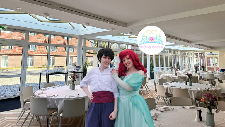 Wishfully-princesses-ariel-eric-breakfast zeigt Ariel und Prinz Eric in einem hellen Speisesaal mit Logokulisse.