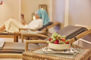 Frisches Obst, Zeitschriften und Entspannen im Bademantel - Hamburg im Urlaub.