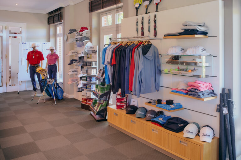 Golf Treudelberg pro shop: Kleidung, Hüte, Ausrüstung, Schaufensterpuppen, organisierter Raum.