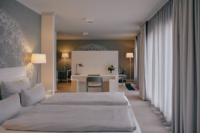 Modernes Schlafzimmer: ordentliches Bett, Schreibtisch, Lampen, Kunst - idealer Hamburg-Aufenthalt.