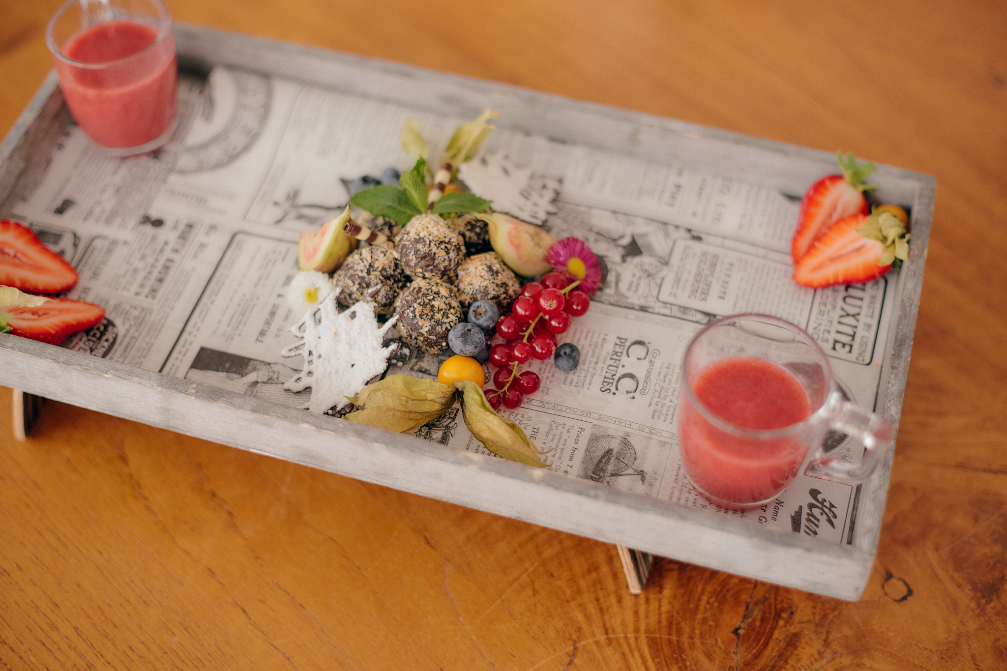 Holztablett mit Obst, Beerenhappen, Smoothies - eine Erfrischung für Meetings.