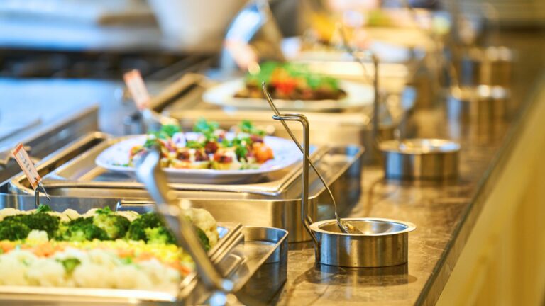 Buffet-Theke mit verschiedenen Gerichten und Utensilien für den Brunch.