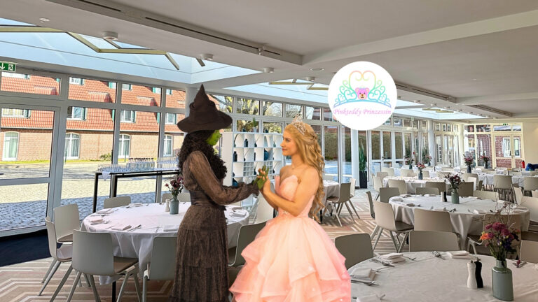 Maerchenhaftes-familienfruehstueck-mit-cinderella-belle zeigt eine Hexe und eine Prinzessin in einem dekorierten Saal mit Esstischen.