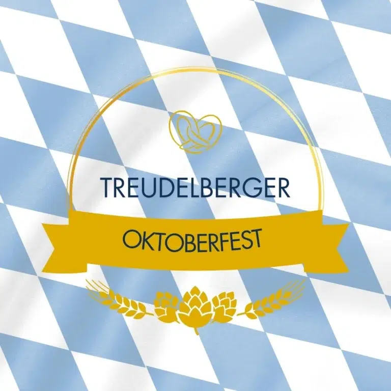 Die „Treudelberger-Oktoberfest“-Flagge zeigt blau-weiße Rauten, einen goldenen Kreis, ein Herz, ein Banner, eine Hopfenblüte und einen Veranstaltungstext.