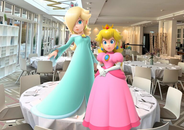 PrincessRosalina_Peach_HotelmitHundHamburg zeigen Prinzessin Rosalina und Peach in einem stilvollen Esszimmer mit weißen Stühlen.