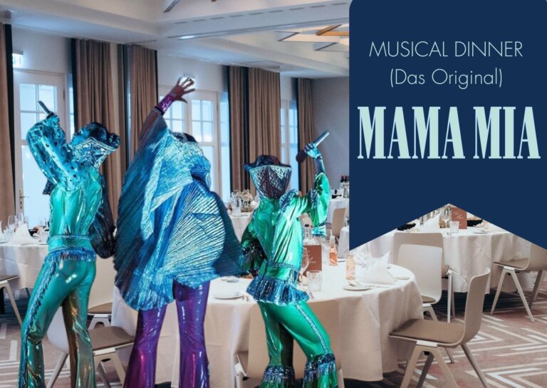 Drei Darsteller in bunten Kostümen posieren an den Tischen; auf dem Schild steht "Musical Dinner". Bild: musicaldinner-mama-mia-hotelmithundhamburg.